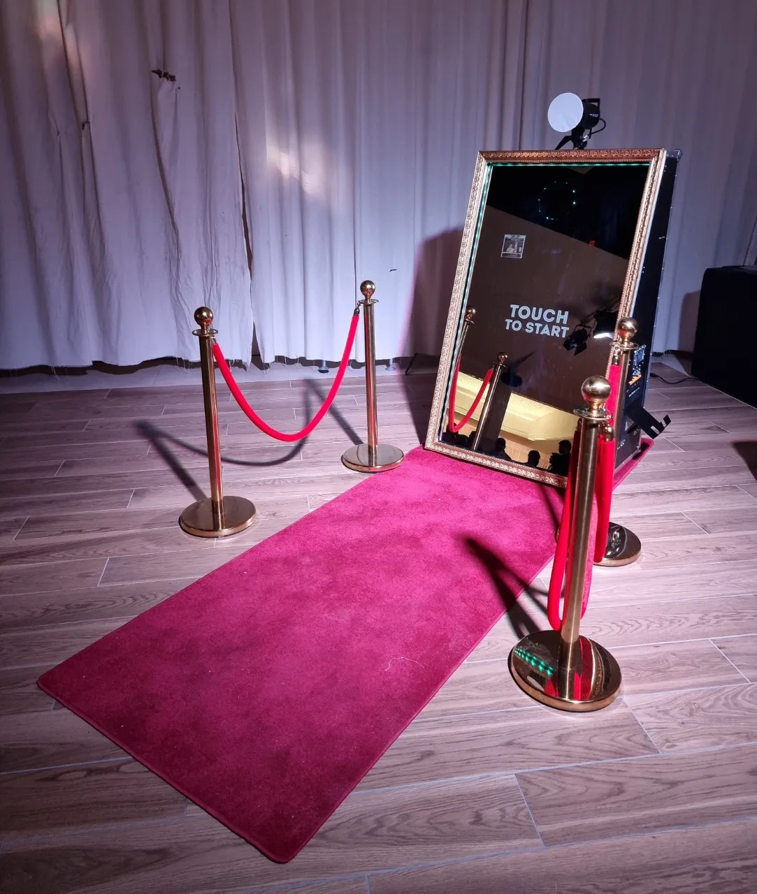 Borne miroir interactive, design moderne et effet miroir